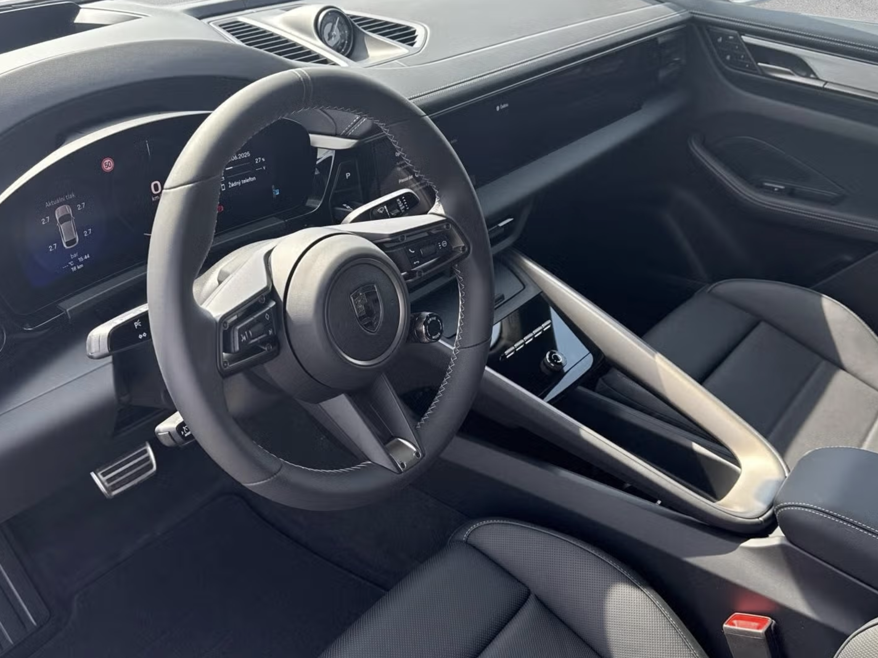 Porsche Macan Turbo | nové elektrické SUV | skladem | novinka | sportovní elektromobil | fialová Provance | černá kůže | výkon 584 koní | dojezd 538 km | max výbava | VIP sleva | české předváděcí auto | skladem ihned k předání | nákup online | AUTOiBUY.com